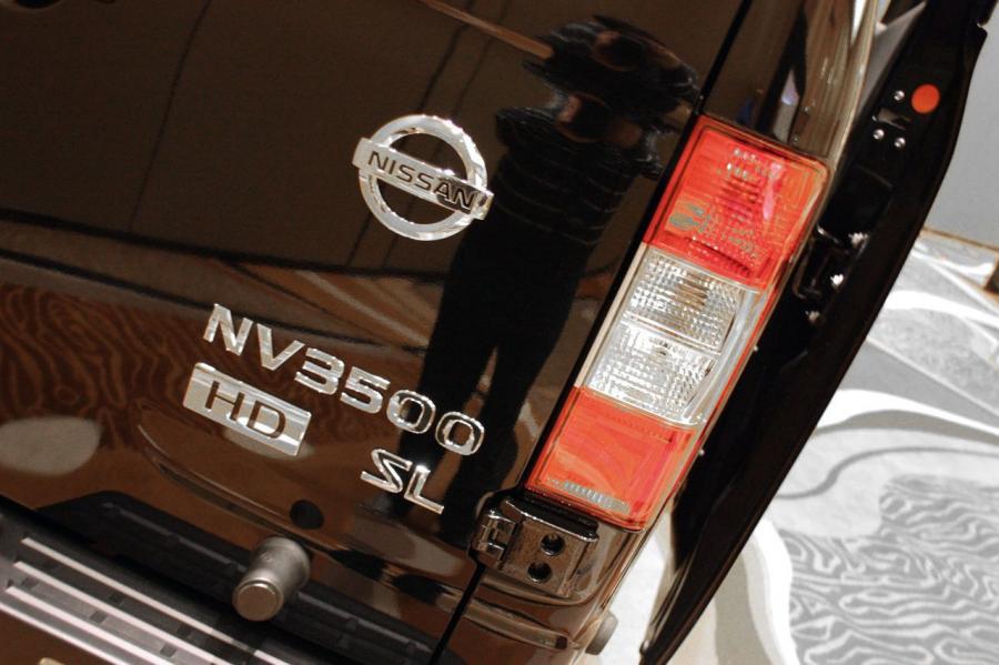  Nissan NV3500 Passenger Van 2012 года  (фото 3 из 15)